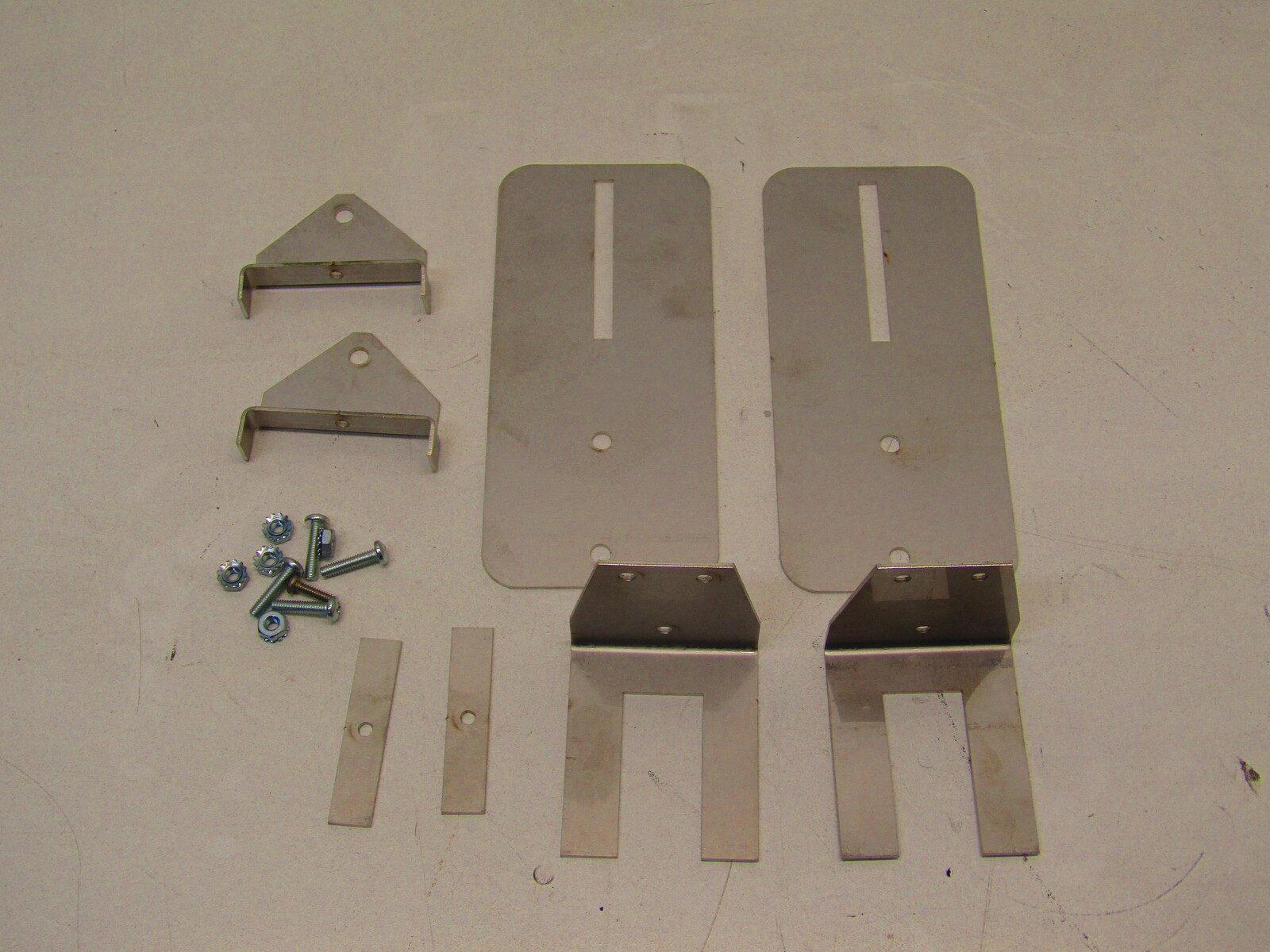 Mounting kit side of conveyor IR8 only for egg counter